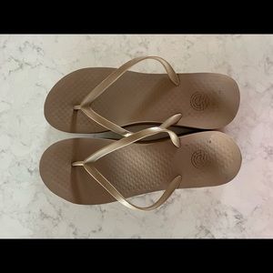 Vionic flip flop tan size 10
